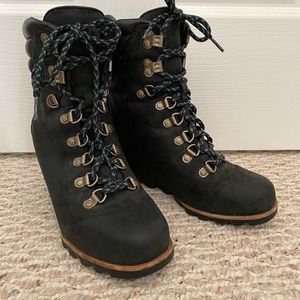 Sorel Conquest dark gray wedge boots size 7